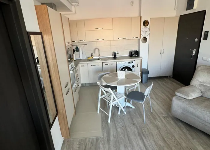 Cathedral Uptown-urban Comfort With Balcony 아파트 부쿠레슈티