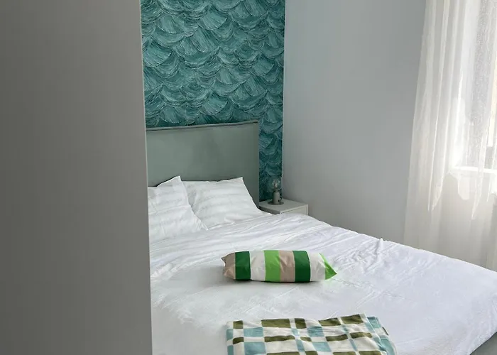 Cathedral Uptown-urban Comfort With Balcony 부쿠레슈티