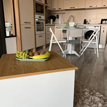 Cathedral Uptown-urban Comfort With Balcony Lägenhet