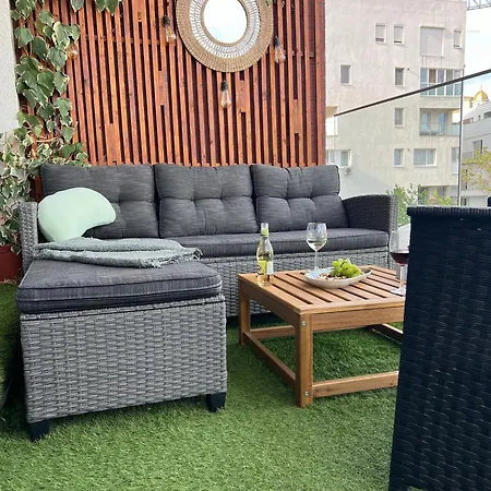 Cathedral Uptown-urban Comfort With Balcony Apartman