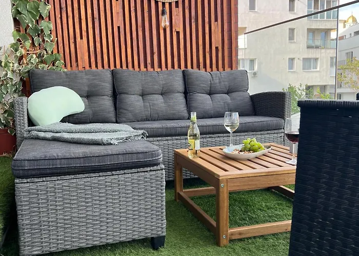 Cathedral Uptown-urban Comfort With Balcony Apartman