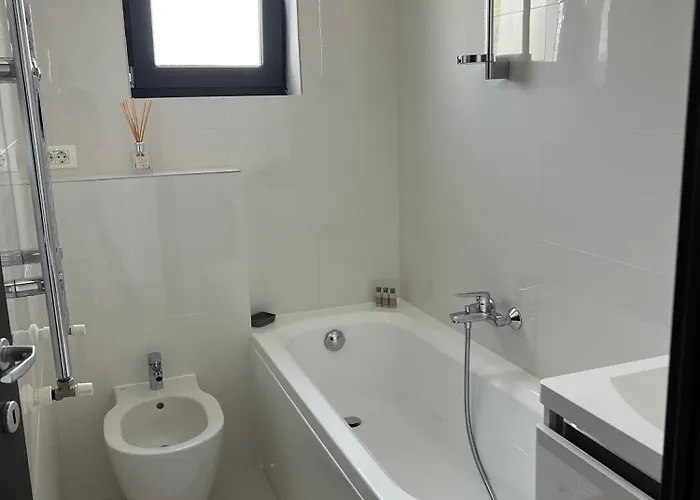 Cathedral Uptown-urban Comfort With Balcony